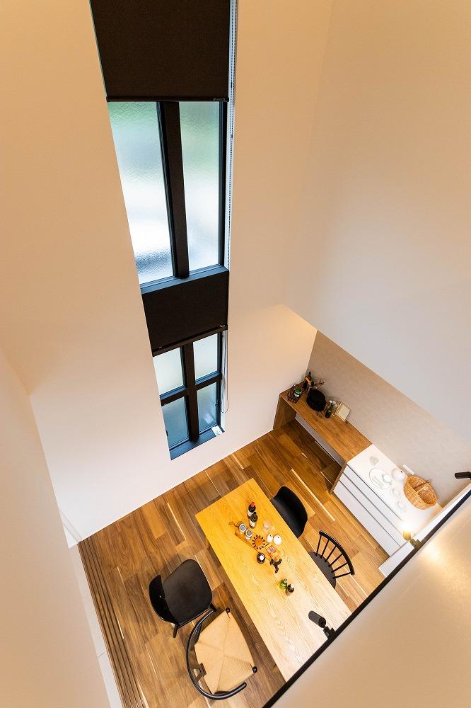 吹抜けの大きな窓が空間に抜け感を作り、開放感抜群です!