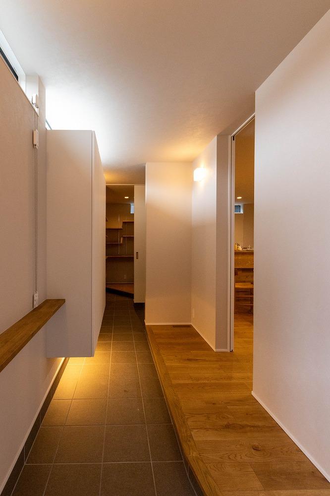 玄関土間収納。ここから直接キッチンへ。