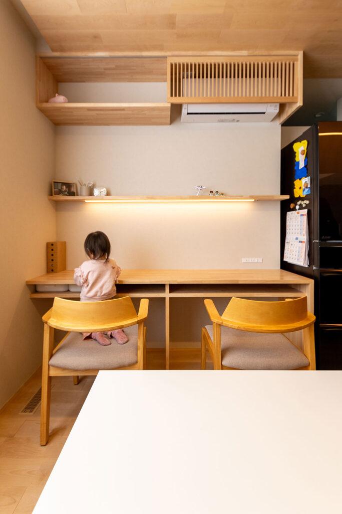 料理をしながらお子さまの様子を見守れるワークスペース。上部エアコンは格子で目立ちにくくすることで、空間全体がすっきりとした印象に仕上がりました。