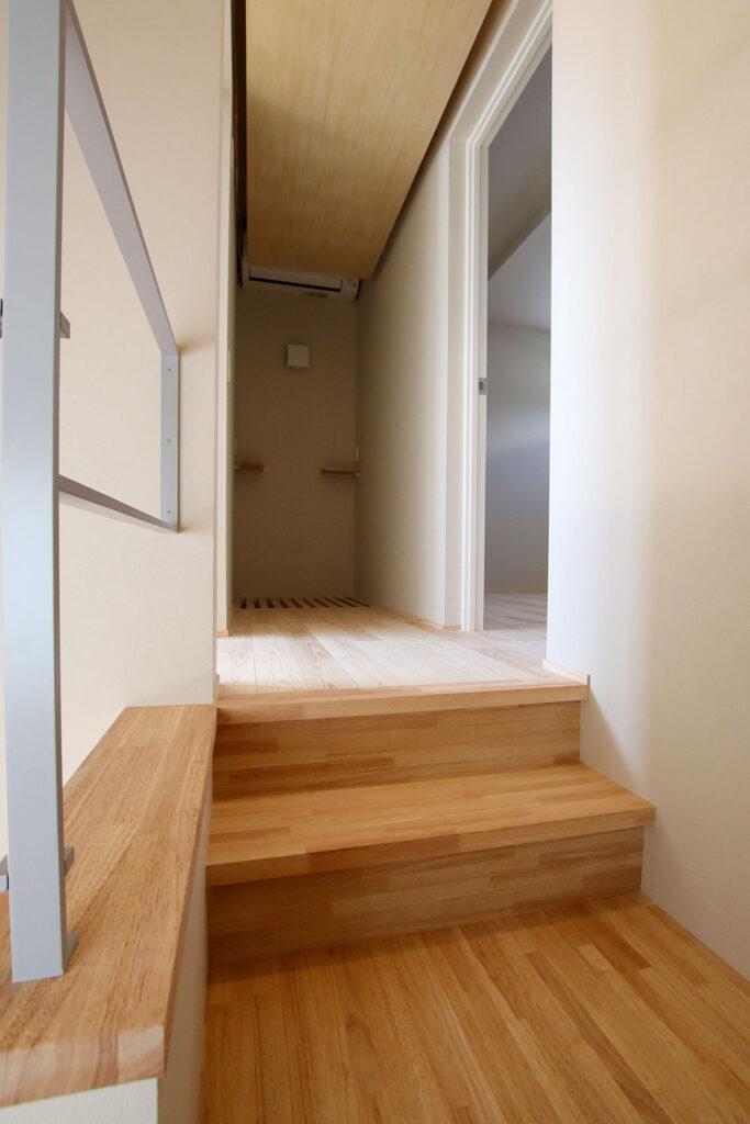 階段の途中に設けた踊り場が、空間にゆとりを生み出します。