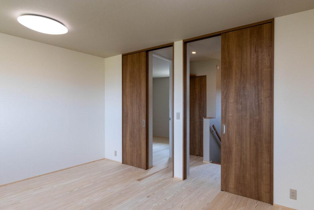 成長に合わせて間取りを分けられる子ども部屋。無垢の杉床が心地よいです。