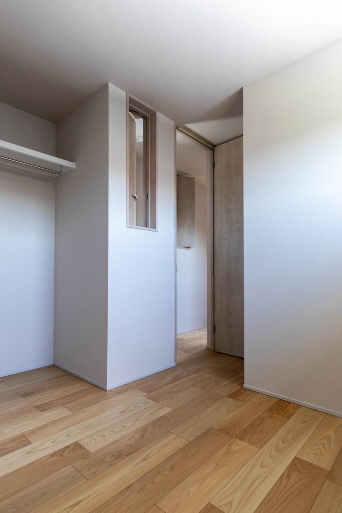 約5帖の子ども部屋。扉を閉めても小窓からエアコンの風を取り込み、快適に過ごせる工夫を取り入れました。