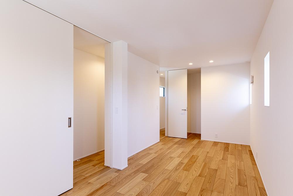 約9帖の子供部屋。お子様の成長に合わせて、将来は2部屋に間仕切りできる仕様です。