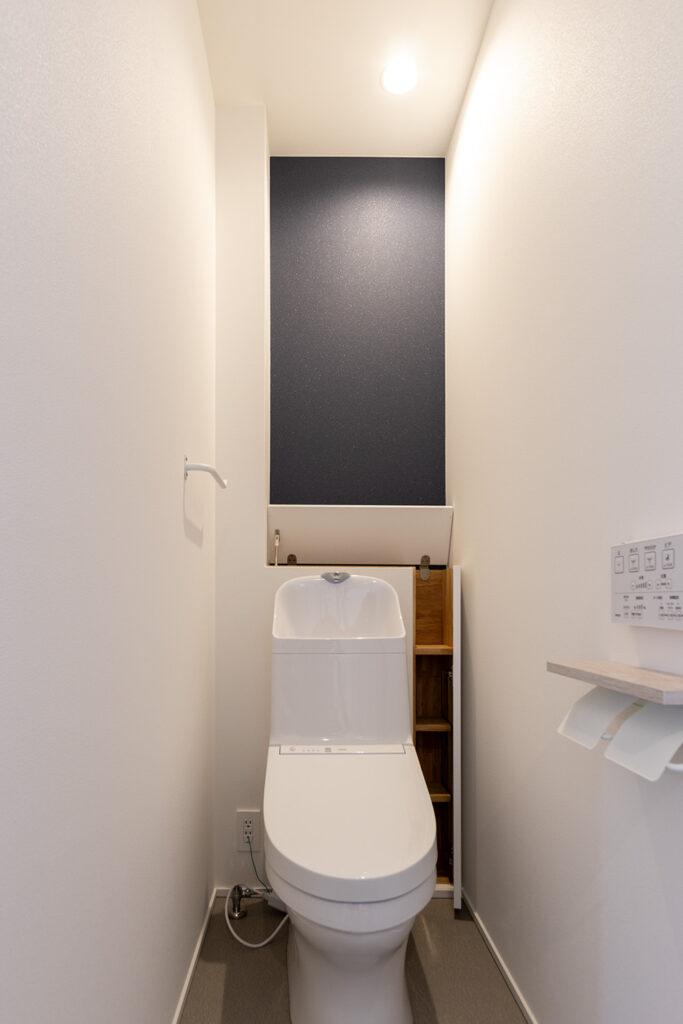 トイレの背面スペースをムダなく活用した、扉付きの収納。